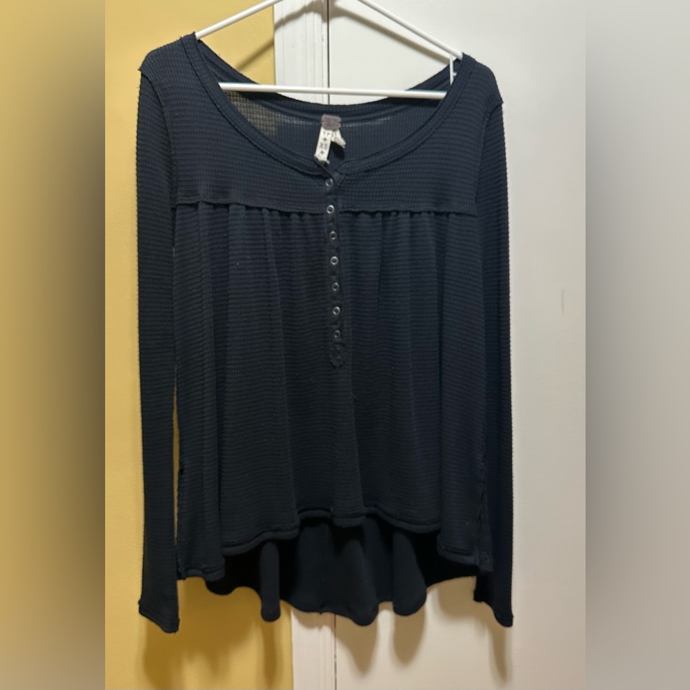 FREE PEOPLE/WE THE FREE BLACK KAI WAFFLE THERMAL HENLEY TOP (XS)